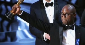Barry Jenkins - scenárista a težisér filmu Moonlight drží Oscara